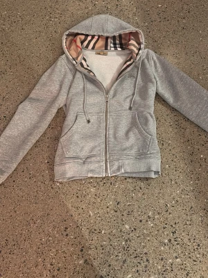 Burberry - Tjena! Säljer en burberry zip hoodie i färgen grå. Den är använda några gånger men inte jätte många. Den är i strl S. Säljer endast för 800kr.🙌