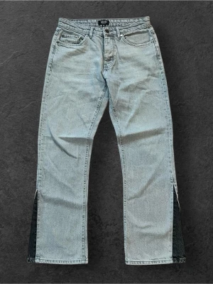 Ljusgrå flare jeans BoohooMan|W30 - Riktigt snygga! Coolt med svarta detaljen på sidan av benen. Använda men fint skick