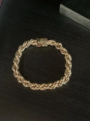 Cordell länk - Äkta 18k guld player at Cordell armband ifrån kejsar. Mycke bra skick. Starkt lås så den ramlar inte av eller öppnas när man använder den. 1600kr nypris. Storlek 20cm. Pris kan diskuteras kan sänka lite ksk 