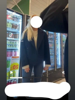 Svart kappa från dobber  - Säljer min jättefina kappa från dobber. Storlek XS men skulle säga den passar mer S. Använt en höst och vår. 