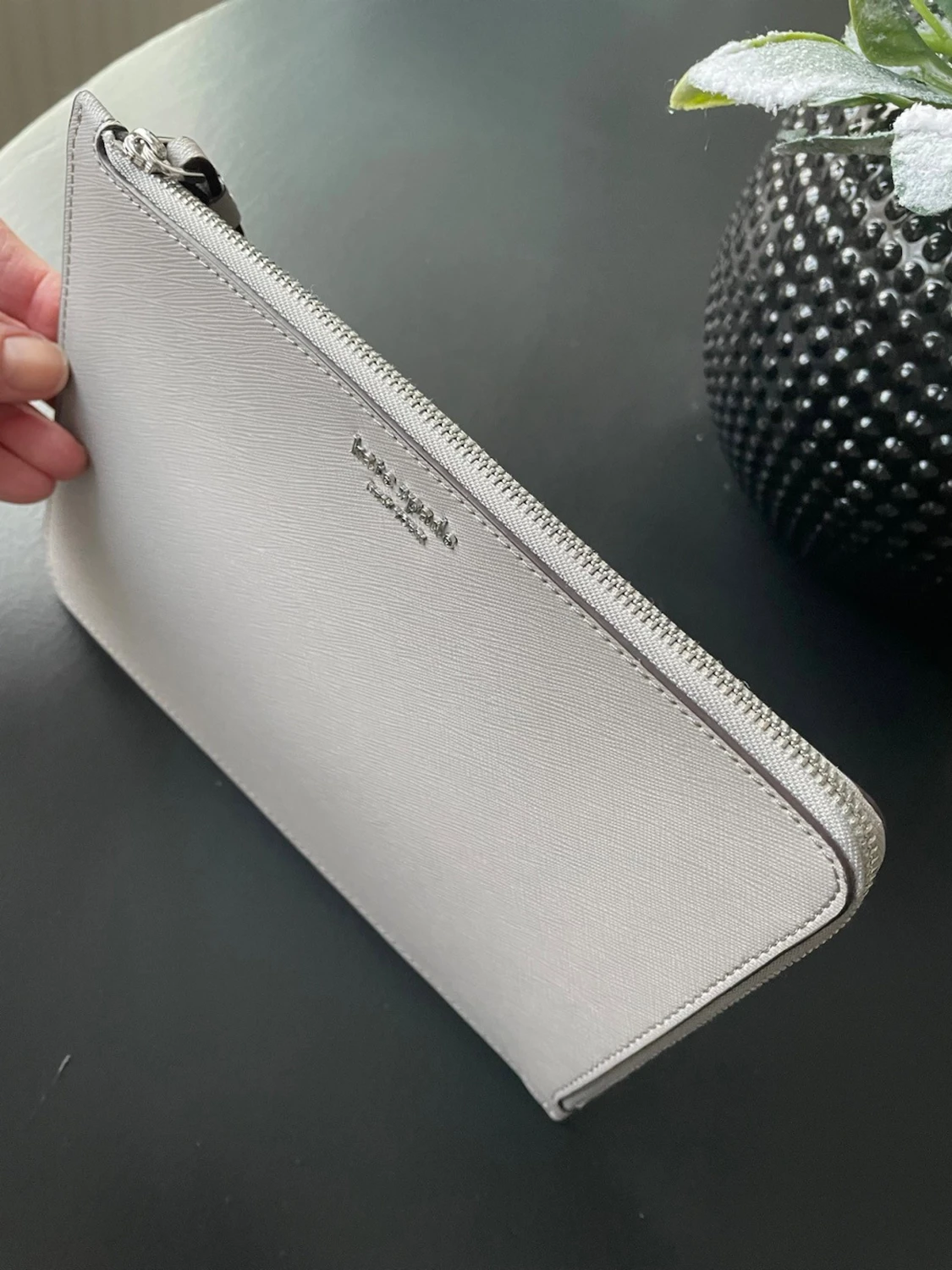 Grå kuvertväska från Kate Spade - 1