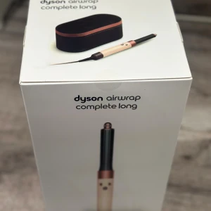 Dyson Airwrap Complete Long - Dyson Airwrap Complete Long är ett multifunktionellt stylingverktyg i ceramic pink med flera tillbehör för att locka, släta ut och borsta håret. Snygg och modern design, perfekt för dig som vill skapa olika frisyrer hemma. Levereras i en exklusiv förvaringsbox. Den är oöppnad och oanvänd, säljer då jag redan har en sen tidigare. Ordinarie pris 6310kr