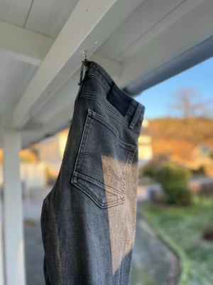 Jack & Jones - Tja, säljer dessa feta Jack & Jones jeans i Superskick. Knappt använda. Storlek: 28/30. Hör av dig vid frågor😊