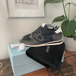 Philippe model trpx trainers - Riktigt feta och bekväma skor! Inga hål osv, dock lite slitna men knappt nåt man märker. Köpta på miinto. Kvitto, box, dustbag och extra skosnören ingår!🙌
