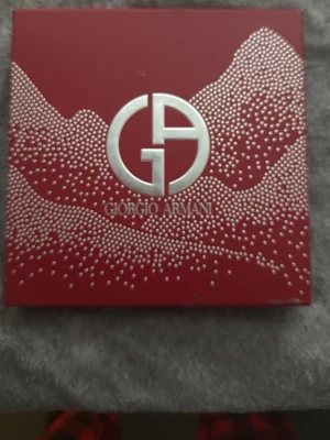 Acqua di Giò parfymset - Upptäck ett exklusivt set med tre olika Acqua di Giò från Giorgio Armani. Perfekt för dig som vill testa flera varianter av denna ikoniska doftserie. Snygg presentförpackning som sticker ut i badrumsskåpet. Saknas lite av den ja tog bild av 