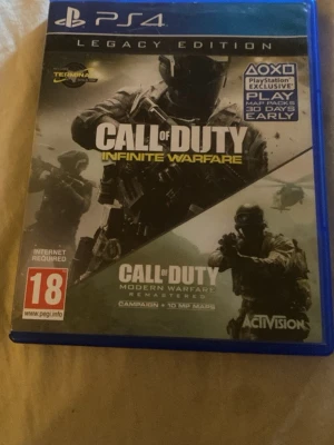 Call of Duty: Infinite Warfare Legacy Edition (PS4) - Call of Duty: Infinite Warfare Legacy Edition till PS4, inkluderar även Modern Warfare Remastered. Fodral och skiva i gott skick, komplett med manual och Season Pass-info. Perfekt för dig som vill ha både kampanj och multiplayer.
