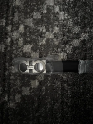 aa bälte i svart - Helt nytt aa ( feregamo ) bälte i svart o silver buckla, perfekt tillägg till outfits👍🏼