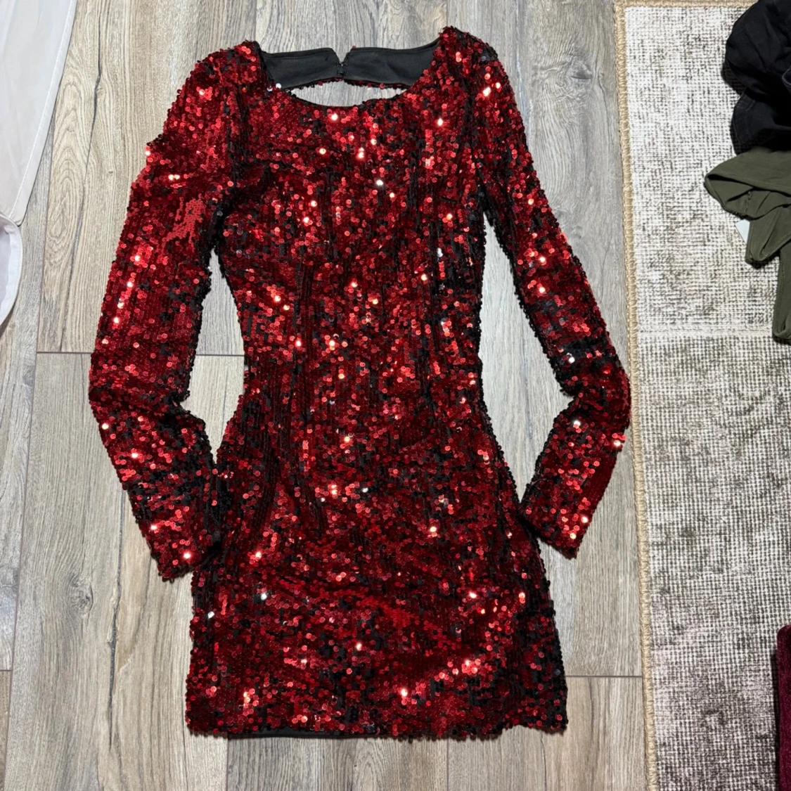 Röd paljettklänning med öppen rygg