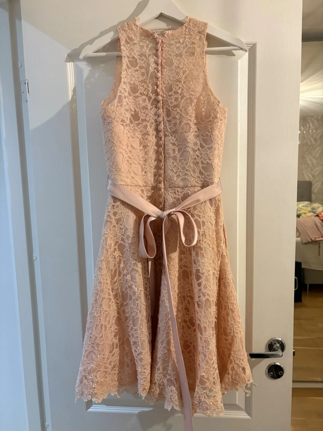 Ljusrosa spetsklänning med rosett - 1