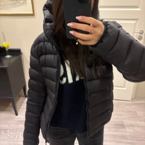 Svart pufferjacka från Colmar - Jätte fin och äkta colmar jacka. Säljer då jag ska köpa ny. Använd sparsamt har dock två små skador (kom privat för bilder) pris kan diskuteras. Nypris är 4000kr! Storleken är 16 år. Passar xs/s