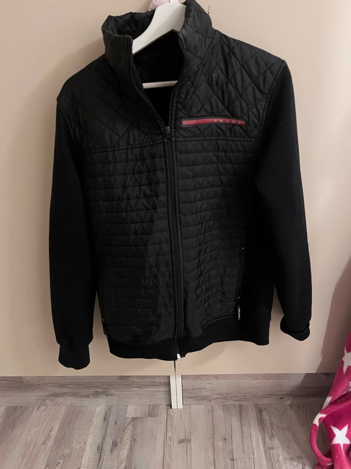 Svart quiltad jacka från Prada