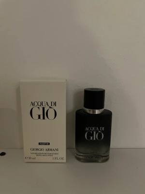 Acqua di Giò Parfum - Stilren parfym från Giorgio Armani, Acqua di Giò. Flaskan innehåller 30 ml och är både påfyllningsbar och enkel att ta med. Perfekt för dig som vill ha en klassisk och modern touch i din samling.