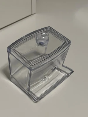 Transparent sminkförvaring med lock - Snygg och stilren transparent sminkförvaring i akrylplast med lock och rund knopp. Perfekt för att förvara tops.