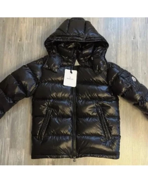 Moncler Maya jacka - Hej, säljer nu min moncler Maya jacka då jag inte använder den längre. Den är i size 2 och har inga skador eller liknande. Kan mötas upp eller fraktas vid försäljning!