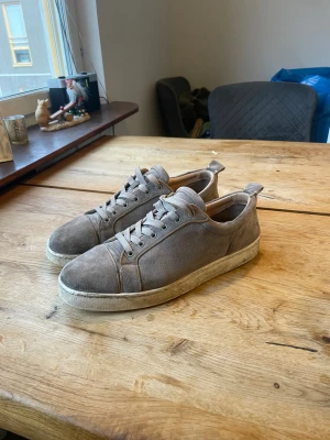 christian louboutin - Säljer ett par grå loubs, då jag inte använder dem längre
