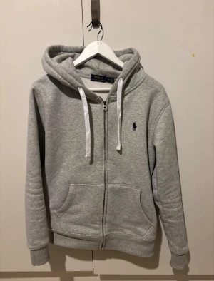 Polo Ralph Lauren hoodie - Säljer min o använd polo Ralph lauren hoodie storlek S. Sitter perfekt. Pris kan diskuteras 