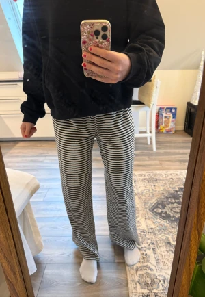 Randiga byxor  - Säljer dessa randiga byxor från GinaTricot. Storlek M. Jättefina och är typ helt oanvända!🩷Byd gärna!