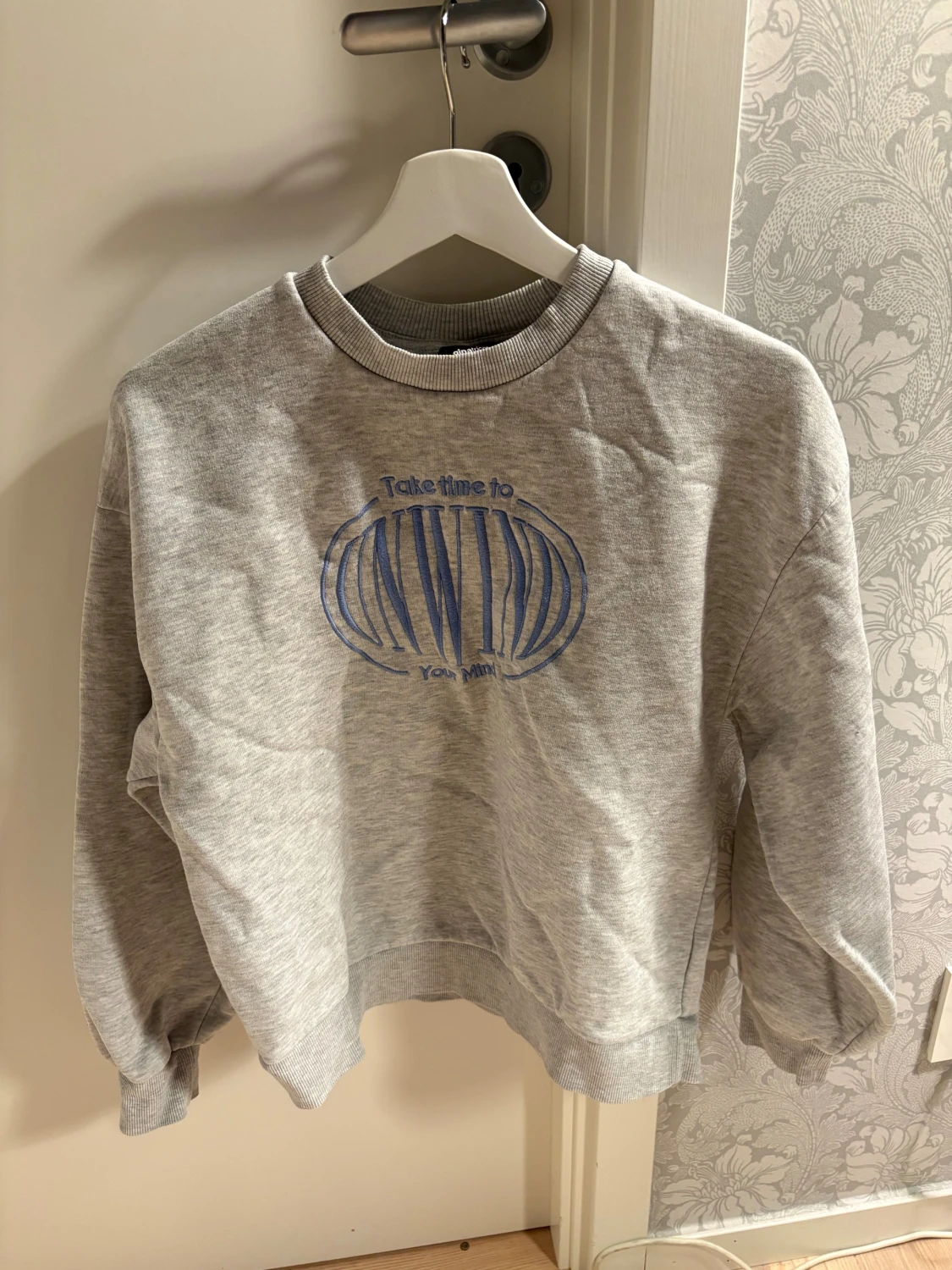 Grå sweatshirt från Gina Tricot