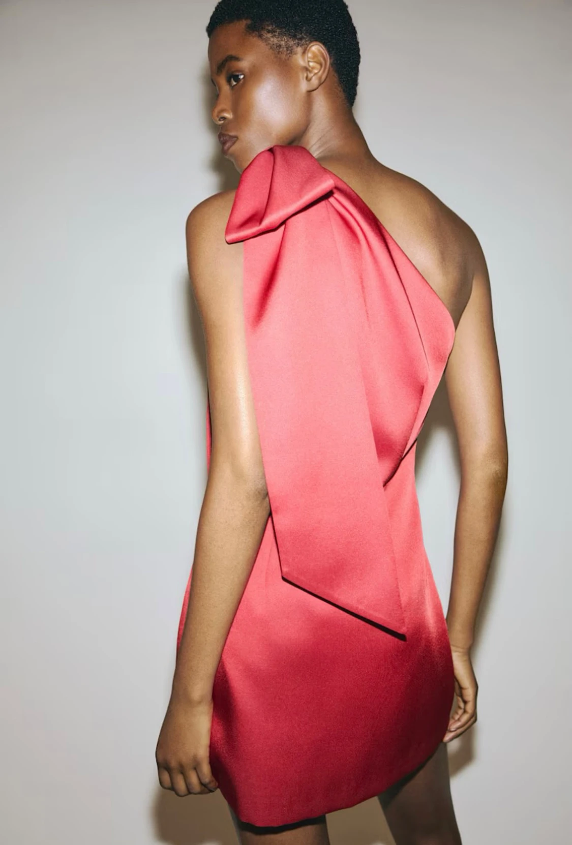 Röd one shoulder klänning med rosett - 2