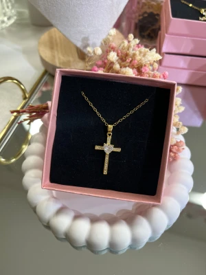 18k guldpläterad kors halsband - Väldigt fint kors i rostfritt stål, pläterat med 18k guld. Superfina detaljer med gnistrande zirkonstenar ✨ hur fint som helst! Passar perfekt som julklapp eller födelsedagspresent.