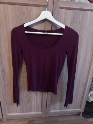 Långärmad tröja - Långärmas tröja i storlek XS från gina tricot, med slits i ärmen ( förlåt för suddig bild på sista ) inte använd mycket. Finns fler färger på min profil!!💞