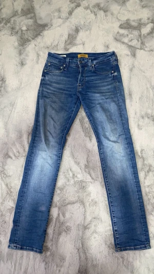 Blåa Jack and Jones jeans slim fit  - Säljer ett par blåa jeans för att jag just nu vuxit ur modellen. Men tidigare har detta varit favorit paret för att de just har en väldigt fin blå färg 