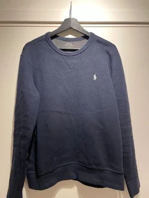 Ralph lauren sweatshirt -  passar perfekt till vintern, storlek M,färg marinblå 