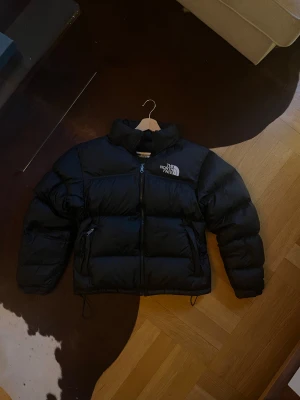 Svart pufferjacka The North Face - Säljer en svart pufferjacka från The North Face i storlek M. Nypris: 3100kr. Mycket bra skick! Skriv vid fler frågor