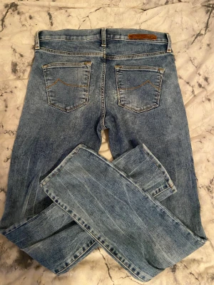 Jacob cohen jeans w27 - Snygga ljusblå jeans från Jacob cohen. Det är tjej model, men passar även killar
