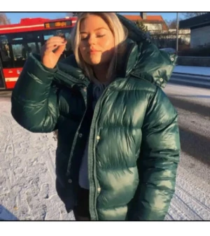 Vinterjacka - Supersnygg och eftertraktad vinterjacka från bikbok som inte finns att köpa längre💗 obs första bilden är lånad, ett litet hål som är igensytt som syns på sista bilden💗