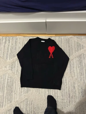 Ny ami tröja - Helt nu ami paris tröja i svart färg med röd loga som är väldigt fin och unik. Helt ny och påsen följer med