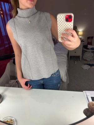 Polo topp från zara - Väldigt bekväm och rymlig polo topp utan armar🥰aldrig använd