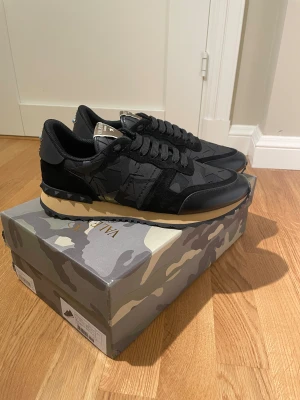Valentino Rockrunners - Tjenare! Säljer ett par riktigt schyssta Valentino Rockrunners i storleken 43. Skorna är i utmärkt skick och har inga defekter eller märken överhuvudtaget. Boxen har en liten defekt på framsidan men de är inget som berör skorna såklart! Hör gärna av er vid information eller om ni söker fler bilder. 