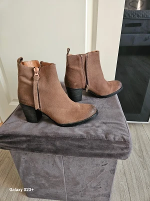 Dacia Ankelboots Brun Strl 39 - Ett par bruna ankelboots med dragkedja. Storlek 39.