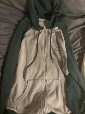 Green hoodie with zipper  - Har haft på några gånger. Köpte för 300kr. 