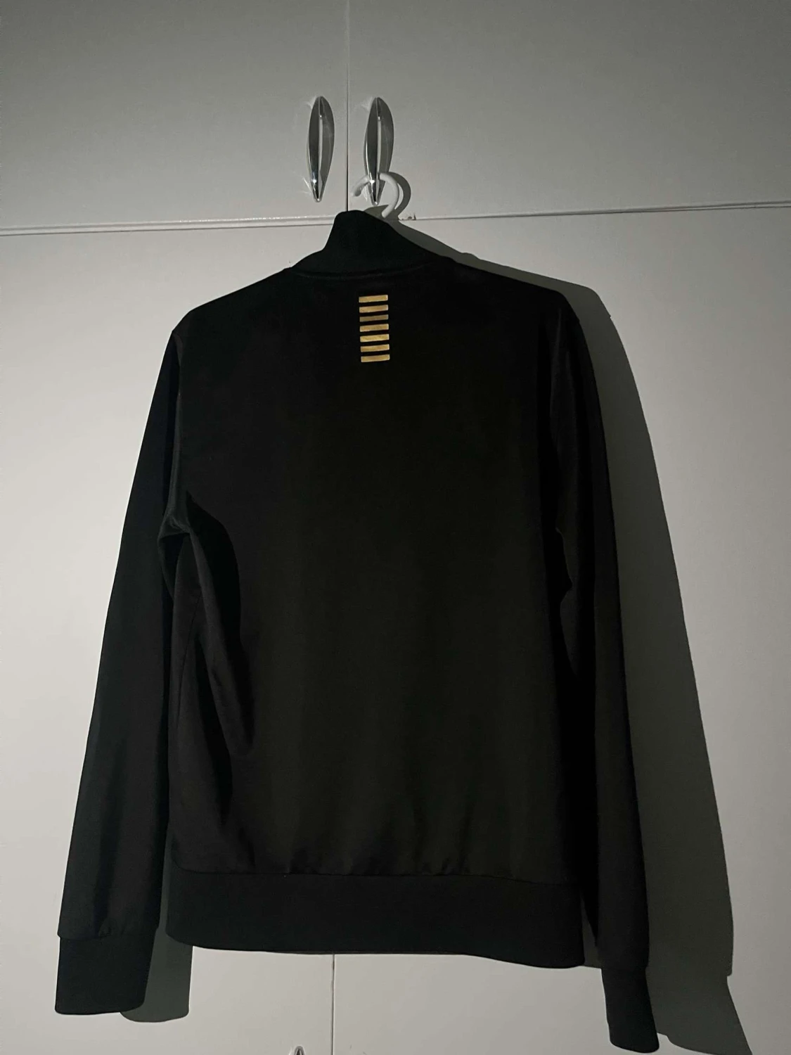 Svart EA7 zipjacka med guldtryck - 1