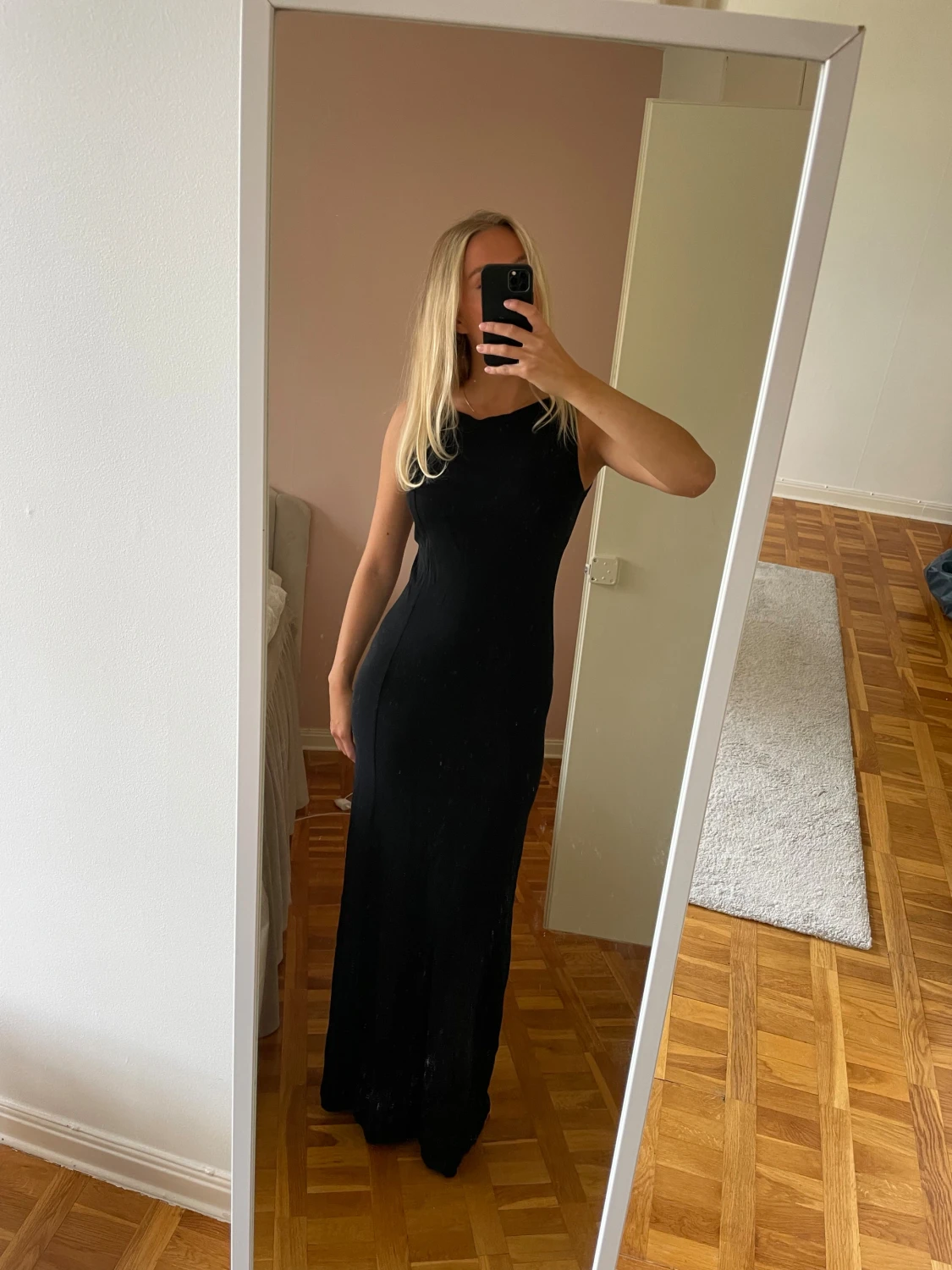 Svart långklänning med ärmlös design - 1