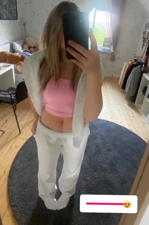 Rosa topp - Säljer en rosa topp från newyorker tror jag betala 80 kr för den och har inte använt den det ända jag har gjort är provat och tagit av lappen annars är den helt oanvänd 🩷