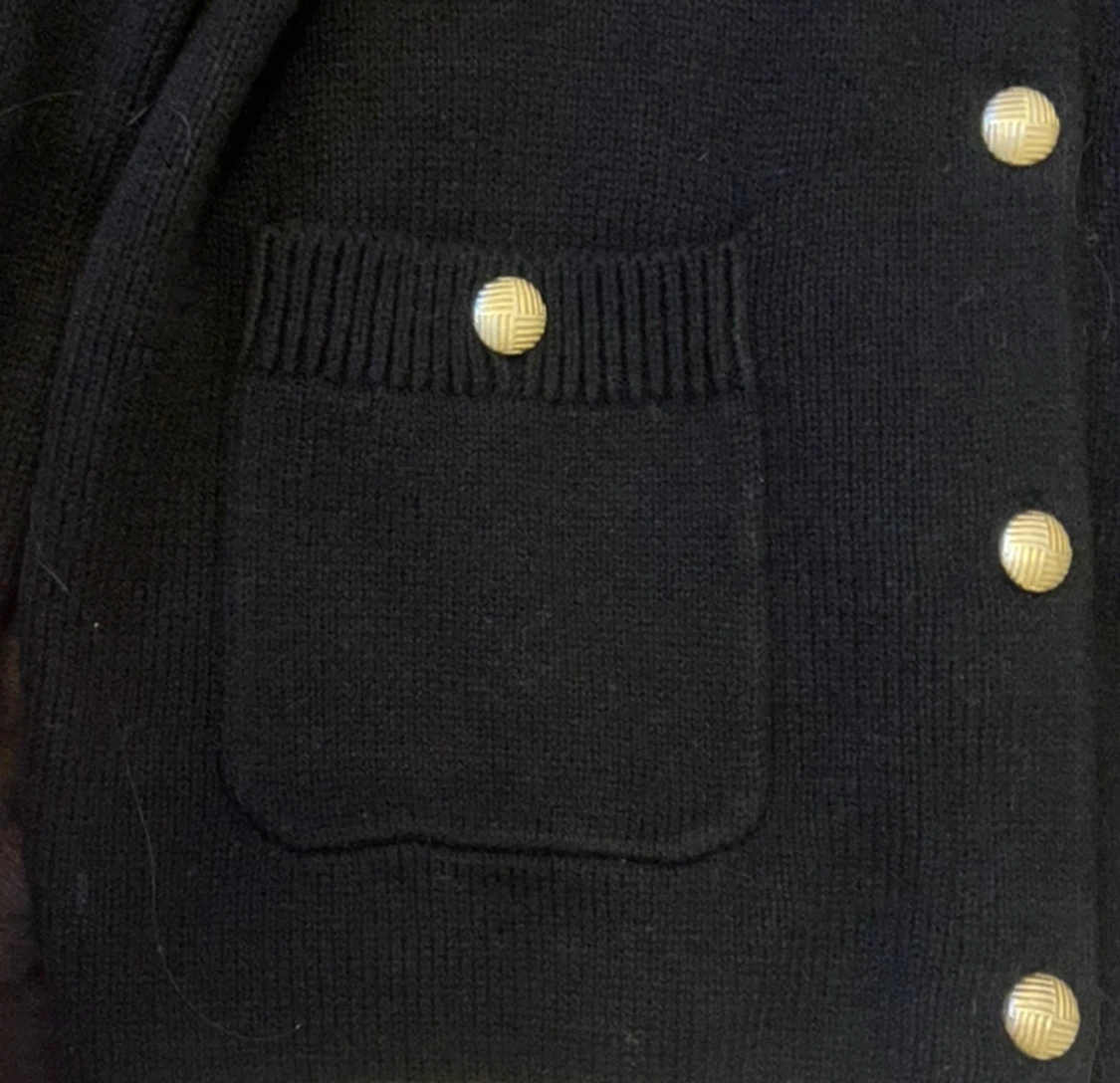 Svart Fin stickad cardigan med gult knappar  - 2