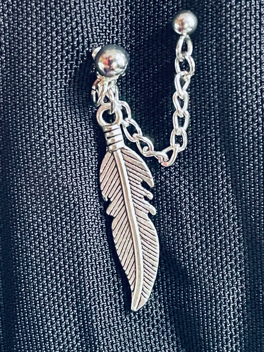 By prisförslag- 1 st Silvrigt dubbel örhänge med fjäder och kedja - 1