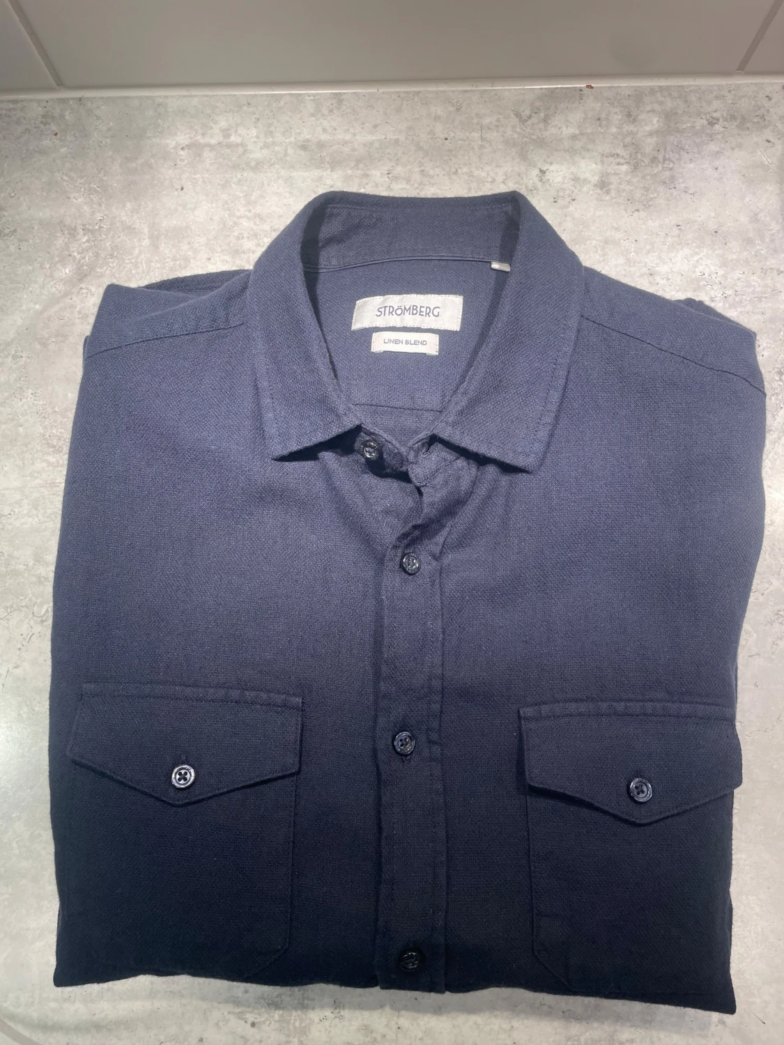 Mörkblå linneskjorta från Strömberg - 2