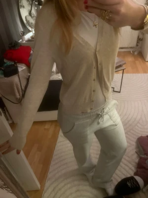 Beige kofta - Säljer denna beiga kofta som är jätteskön!! Pris kan diskuteras💕💕 det står M på den men den sitter som en S