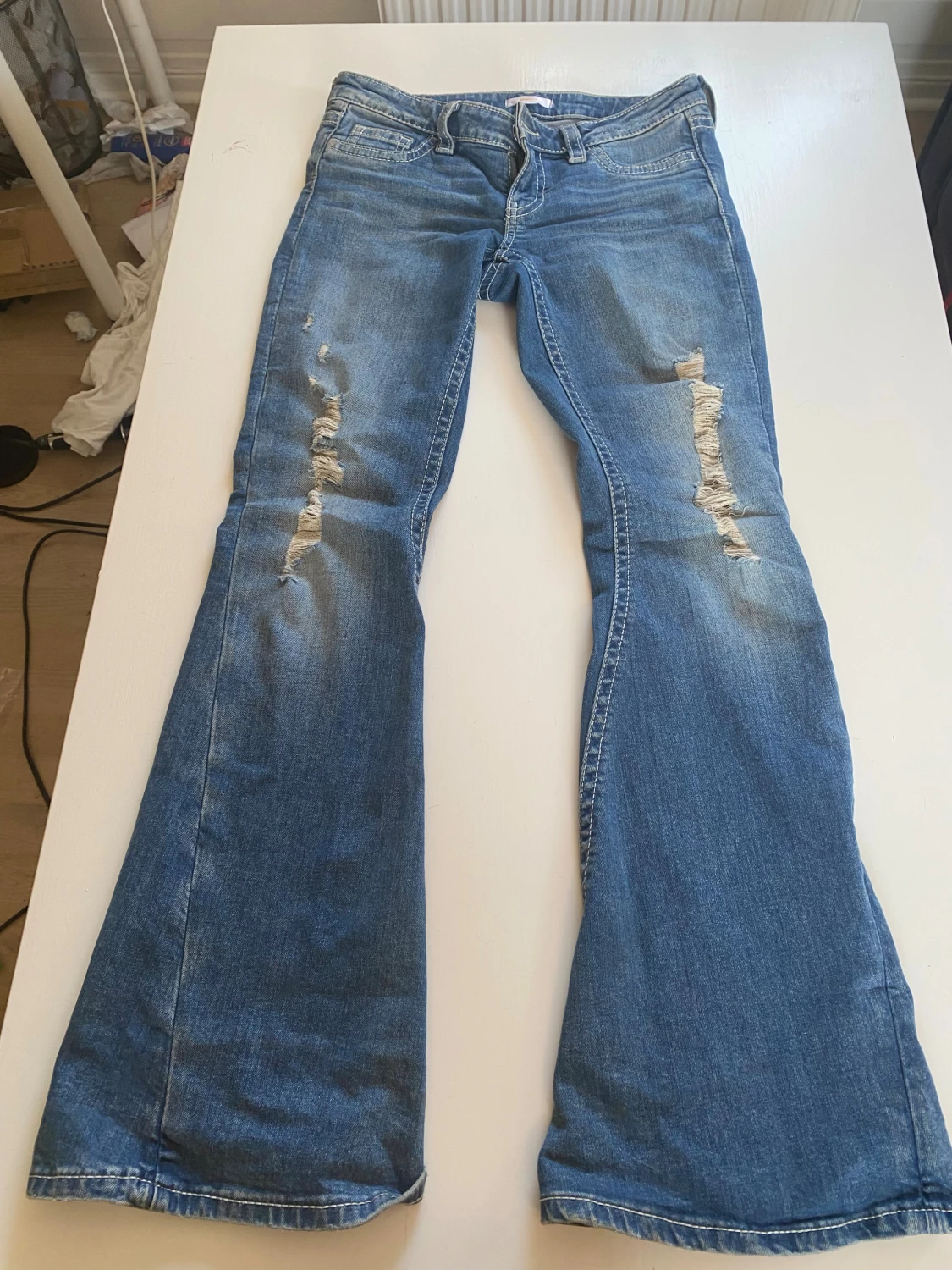 Blå bootcut jeans från Gina Tricot