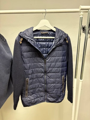 Massimo Dutti hybrid cardigan  - Massimo Dutti dun/stickad hybrid cardigan - Storlek M - Jag på bild är 182 väger 75kg Mycket fint skick