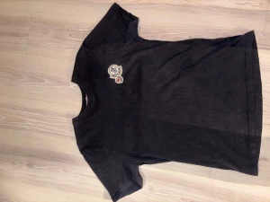 Svart t-shirt från Moncler - Fint skick och riktigt snygg. Men tröttnat på den och använder inte den längre.