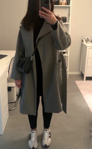 Kappa - Grå kappa från new yorker, använd men i väldigt bra skick. 