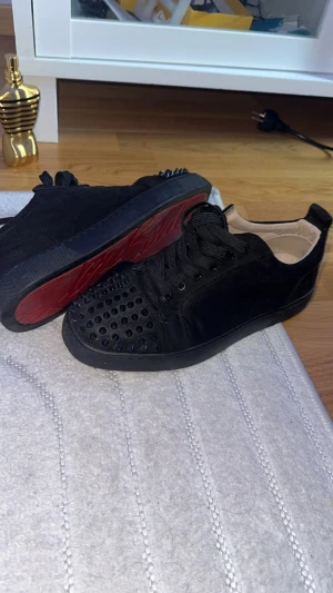 LOUBOUTIN - Säljer ett par svarta LOUBOUTIN jätte bra skick fresha passar bra med allt dunder pris för denna veckan endast 889 kan passa som 40-42