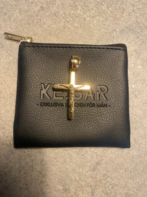 18k korshänge från Kesar - Hej! Nu säljer jag mitt 18 Karat guld korshänge. Korshänget är från kejsar.se och väger ca 12 gram. 