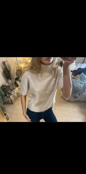 Säljer en beige polotröja i bra skick