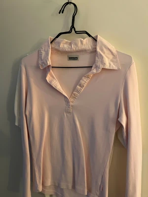Ljusrosa långärmad blus - Säljer en ljusrosa långärmad blus från Street One med klassisk krage och knappdetalj framtill. 